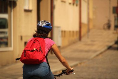 Şehirde bisiklet sürmek.