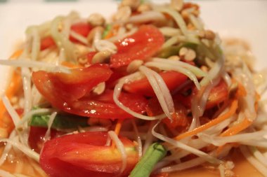 Tabakta taze salata.