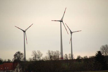 Yel değirmenleri kırsalda