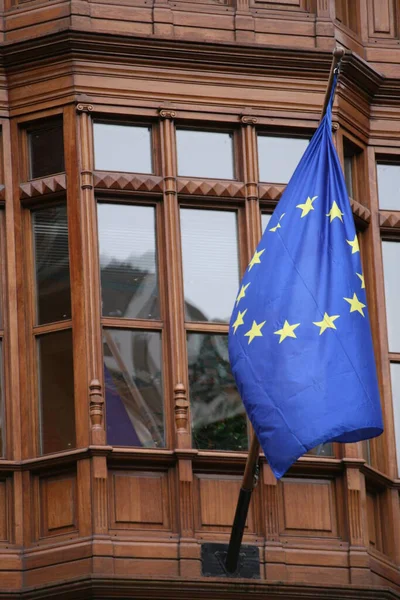 Vlajka Evropské Unie Fasádě Budovy — Stock fotografie