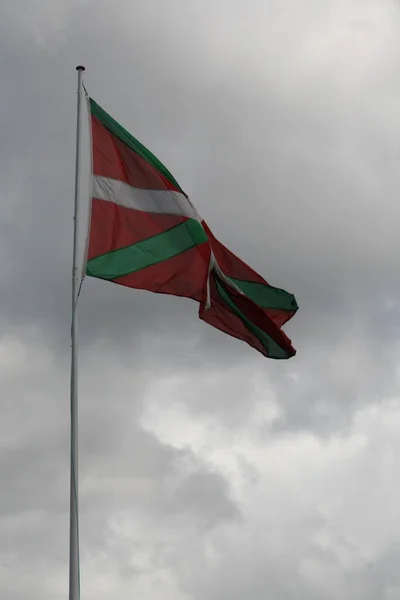 巴斯克国旗在空中飘扬 — 图库照片