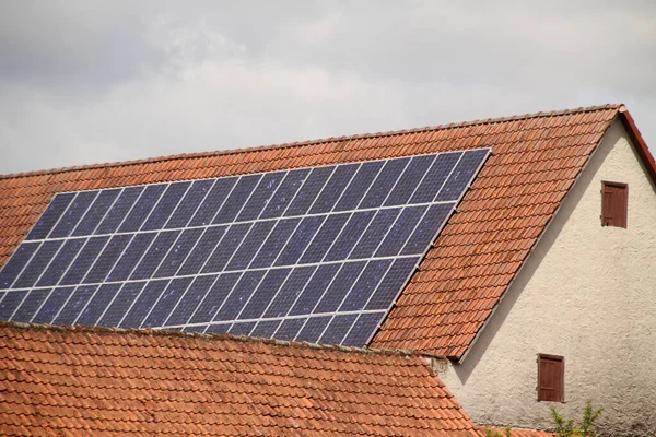 Painel Solar Telhado Uma Casa — Fotografia de Stock