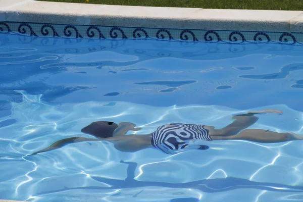 여름날 수영하는 어린이 — 스톡 사진