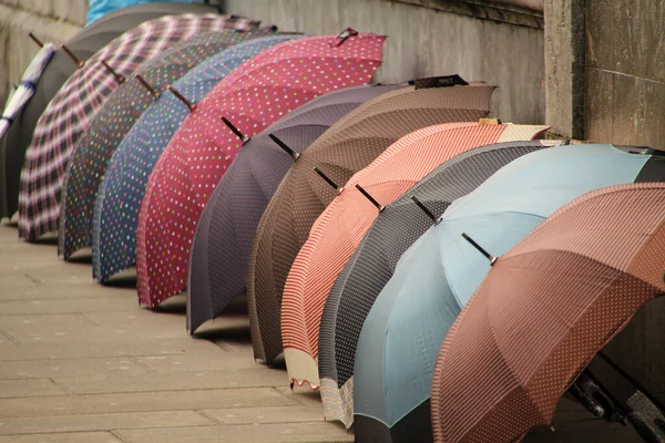 Esernyők Eladó Utcán — Stock Fotó