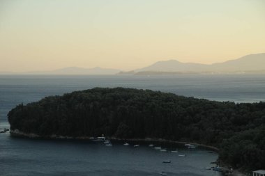 Bir yaz günü kıyıda