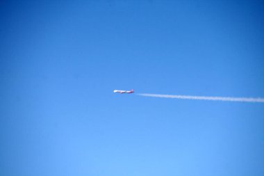 Havada ticari uçak var.