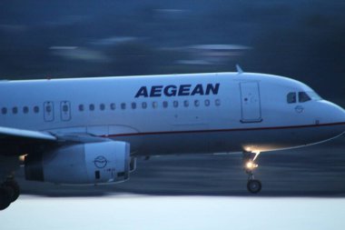 Havada ticari uçak var.