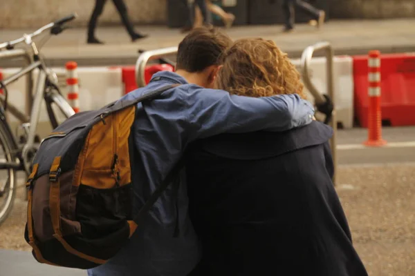 Jeune Couple Dans Rue — Photo