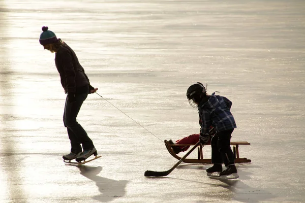 Jugando Lago Hielo Los Alpes — Foto de Stock