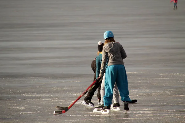 Jogando Lago Gelo Nos Alpes — Fotografia de Stock
