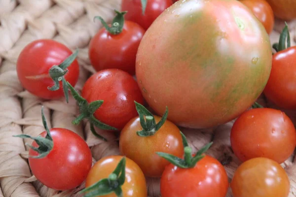Tomates Sur Une Table — Photo
