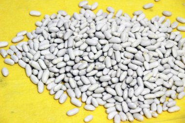 Masadaki beyaz fasulyeler.