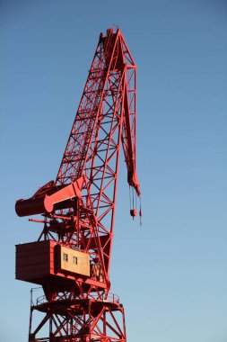 Bilbao nehrinde kırmızı vinç