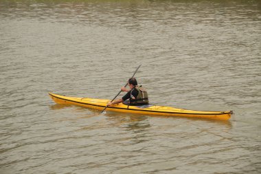 Bilbao nehrinde kano