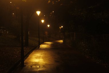 Geceleri kentsel çevre görüntüsü