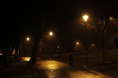 Bilbao şehir merkezinin gece manzarası