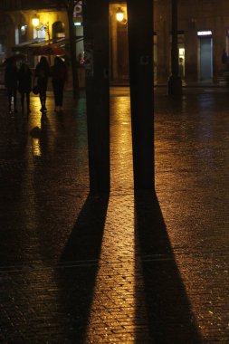 Bilbao şehir merkezinin gece manzarası