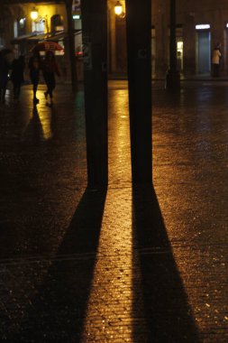 Bilbao şehir merkezinin gece manzarası