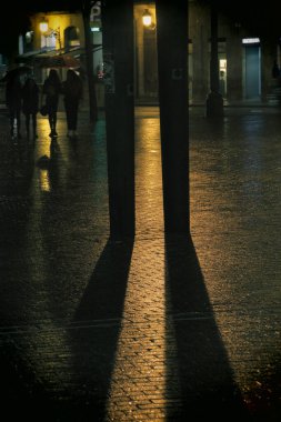 Bilbao şehir merkezinin gece manzarası