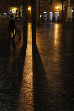 Bilbao şehir merkezinin gece manzarası