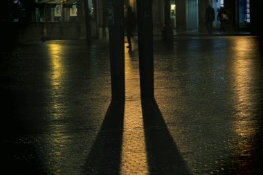 Bilbao şehir merkezinin gece manzarası