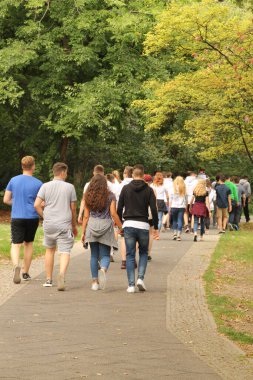 Sokakta yürüyen insanlar