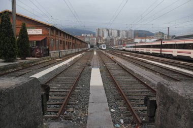 Kırsal kesimde demiryolu.