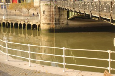 Sandalyeye saksı yerleştir.