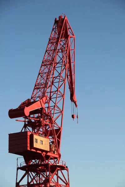 Bilbao nehrinde kırmızı vinç