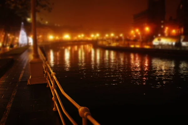 Bilbao şehir merkezinin gece manzarası