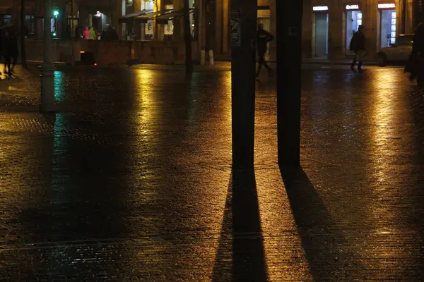 Bilbao şehir merkezinin gece manzarası