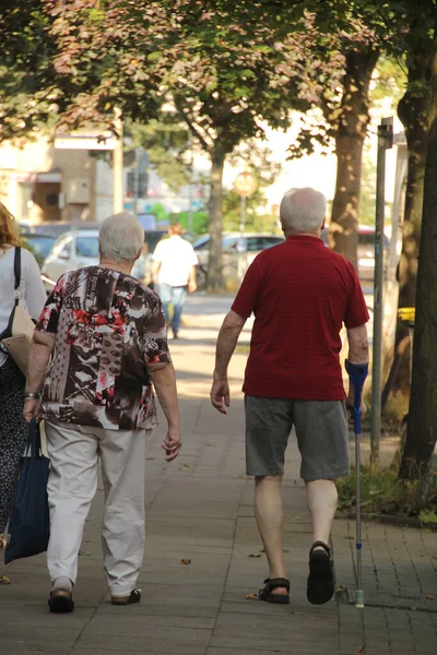 Ageing People Walking Park — Stock Photo, Image