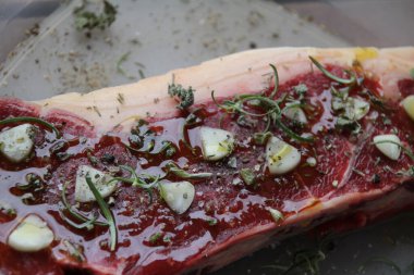 Baharat ile çiğ biftek