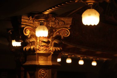 Şehir ortamında fenerler