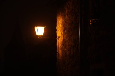 Şehir ortamında fenerler