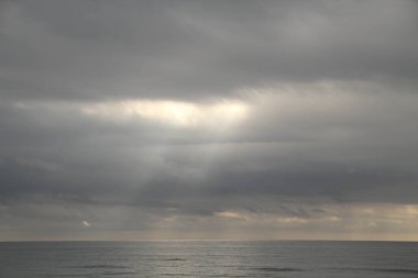 Bulutlu bir günde kıyıda