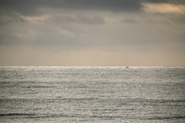 Bulutlu bir günde kıyıda