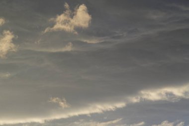 Gün batımında gökyüzünün görüntüsü