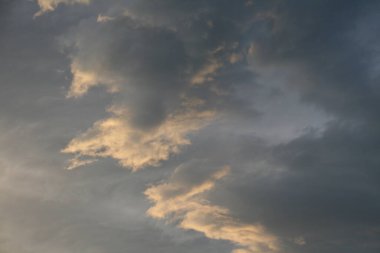 Gün batımında gökyüzünün görüntüsü