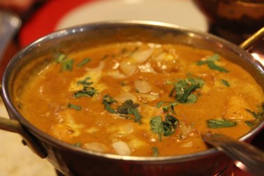 Bir tabakta sıcak köri.