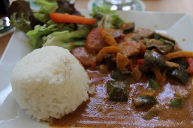 Hint usulü pirinç ve tavuk.