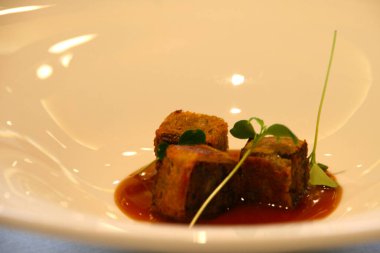 Bir tabakta domuz eti