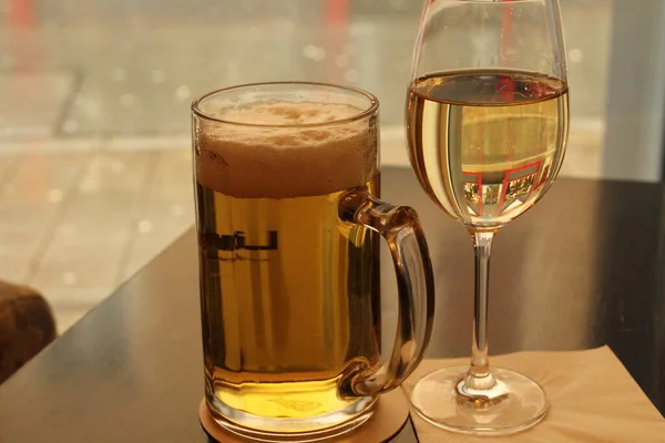 Bebidas Alcoólicas Uma Mesa — Fotografia de Stock