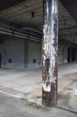 Eski bir sanayi binasının cephesi