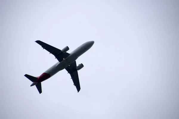 Airplane Approaching Landing — Stock Photo, Image