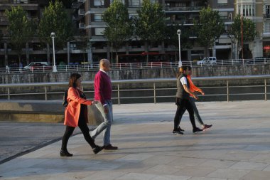 Bilbao şehir merkezinde yürüyorum