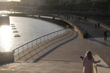 Bilbao şehir merkezinde yürüyorum