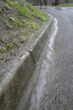 Şiddetli yağmurdan sonra akarsu