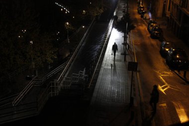 Şehirde yürüyorum.