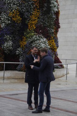 Şehirde yürüyorum.